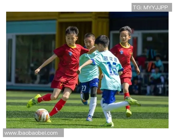 男足球星童年成长故事揭秘他们如何从稚嫩少年走向绿茵赛场闪耀舞台